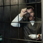 Ter um diploma de nível superior é uma conquista importante — abre portas no mercado, melhora o currículo e pode mudar a vida de uma pessoa. Mas, quando o assunto é direito penal, muita gente tem uma dúvida polêmica e extremamente pesquisada no Google: quem tem diploma superior tem direito a cela especial? A resposta curta é: não é o diploma superior que garante, por si só, cela especial. O que a lei prevê, na verdade, é o direito a uma condição chamada prisão especial, que vale para alguns grupos específicos e, em muitos casos, apenas até o julgamento (prisão provisória). E sim: pessoas com curso superior completo estão entre os grupos que podem ter esse direito, mas com várias regras e limitações. A seguir, você vai entender o que diz a lei, quem tem direito, quais são os critérios, se é “cela especial mesmo”, e o que mudou na prática nos últimos anos. Resumo rápido (trecho otimizado para o Google) Quem tem diploma superior pode ter direito à prisão especial, mas não necessariamente a uma cela especial. A lei brasileira prevê que pessoas com curso superior completo podem ficar em local separado dos presos comuns durante a prisão provisória, até o julgamento. Esse direito não significa luxo ou conforto: trata-se de separação por segurança e organização, podendo ser em sala, ala separada ou outro espaço adequado. O que é “cela especial” e por que existe tanta confusão? O termo “cela especial” virou popular porque aparece em notícias e casos famosos. Porém, juridicamente, o termo correto é: ✅ Prisão especial (não “cela especial”) A prisão especial é um direito previsto em lei para que determinadas pessoas não fiquem misturadas com presos comuns, especialmente durante o período em que ainda não houve condenação definitiva. Ou seja: a ideia é separar, não privilegiar. Muita gente associa isso a uma “cela VIP”, com cama, banheiro, televisão etc. Mas isso não é o objetivo legal e nem é o que normalmente acontece. Quem tem diploma superior tem direito à prisão especial? Sim, quem tem diploma de curso superior completo pode ter direito à prisão especial, mas com um detalhe muito importante: 📌 isso vale, via de regra, apenas para prisão provisória (antes da condenação definitiva). A base legal vem do Código de Processo Penal (CPP), que prevê prisão especial para algumas categorias — e entre elas está o portador de diploma de curso superior. Então, a resposta correta é: ✅ Quem tem diploma superior completo pode ter prisão especial, até o julgamento. ❌ Isso não significa automaticamente “cela especial” ou “benefício permanente”. Prisão especial é só para quem tem diploma? Não. O diploma é apenas um dos critérios previstos. Outros grupos que podem ter prisão especial incluem, por exemplo: autoridades, membros das Forças Armadas, magistrados, membros do Ministério Público, pessoas com certas funções públicas, entre outros casos previstos em lei. Ou seja: o diploma superior entra na lista, mas não é a única hipótese. O diploma precisa ser completo? Sim. 📌 A lei fala em “diploma de curso superior”, então: curso superior incompleto não garante o direito; apenas estar matriculado não garante; ter “experiência” ou “profissão” não substitui diploma; certificado de curso técnico não é diploma superior. Em geral, é necessário comprovar documentalmente. Como se comprova o diploma para pedir prisão especial? Normalmente, por: diploma emitido por instituição reconhecida; certificado de conclusão acompanhado de documentação oficial; histórico + declaração formal (dependendo do caso). Na prática jurídica, o advogado costuma pedir o benefício apresentando documentos e citando o dispositivo legal. Prisão especial significa ficar sozinho? Nem sempre. O direito é ficar separado dos presos comuns, mas isso não significa isolamento total. Pode ser: cela separada; ala separada; sala adaptada; dependência da delegacia (em algumas situações); local reservado em unidade prisional. O ponto central é: não ficar misturado com presos comuns, principalmente por risco de violência, extorsão e conflitos. Isso vale para qualquer crime? Em regra, sim — porque o critério não é o tipo de crime, mas a condição da pessoa (como diploma superior, função etc.). Mas atenção: isso não significa impunidade, nem redução de pena. É apenas uma condição de custódia. E se não existir cela especial na cidade? Essa é uma das partes mais importantes. A lei prevê prisão especial, mas a realidade do sistema prisional brasileiro muitas vezes não permite estruturas separadas adequadas. Quando não há local apropriado, podem ocorrer alternativas, como: permanência em delegacia (por curto período), transferência para unidade que tenha separação, separação em espaço improvisado (dentro do possível), ou até decisões judiciais que avaliem a situação concreta. Mas é fundamental entender: 📌 a falta de estrutura não “cria” automaticamente um direito a prisão domiciliar, embora em alguns casos isso possa ser discutido judicialmente. Prisão especial dura para sempre? Não. Esse ponto derruba a maioria dos mitos. A prisão especial costuma valer: ✅ até o trânsito em julgado (quando não cabe mais recurso) Depois disso, se houver condenação definitiva: ➡️ a pessoa vai cumprir pena conforme o regime (fechado/semiaberto/aberto) e regras comuns, com poucas exceções específicas. Ou seja: 📌 diploma superior não garante cela especial após condenação definitiva. Prisão especial é privilégio? Depende do ponto de vista, mas juridicamente a lógica é outra. O objetivo da prisão especial é: reduzir risco de agressão, evitar mistura com facções e conflitos, proteger pessoas com exposição pública, manter ordem e segurança. Na prática social, muita gente enxerga como privilégio porque o sistema prisional é extremamente desigual e precário. Porém, na letra da lei, a ideia é segregação cautelar, não conforto. Cela especial tem conforto melhor? Na maioria dos casos, não. A lei não promete: colchão melhor, comida melhor, banho de sol extra, TV, ar-condicionado, privilégios de visita. Ela promete separação. E mais: se houver estrutura, a prisão especial deve ser em local condigno, mas isso não significa luxo — significa mínimas condições de dignidade e segurança. Quem tem diploma superior pode pedir prisão domiciliar? Essa é outra confusão comum. ❌ Diploma superior não dá direito a prisão domiciliar. Prisão domiciliar depende de outros critérios legais, como: idade avançada, doença grave, gestação, filhos pequenos em certas condições, ausência de unidade adequada em casos específicos, decisões judiciais baseadas em risco concreto. Ou seja: diploma não é “atalho”. Como funciona na prática: o que acontece quando alguém é preso? Em geral: a pessoa é detida (flagrante, preventiva etc.); a defesa apresenta pedido de prisão especial; o juiz analisa e determina local separado; o sistema penitenciário tenta cumprir. O problema é que, muitas vezes, o sistema não tem estrutura e surgem disputas judiciais sobre: local adequado, transferência, separação real, riscos de integridade. Perguntas frequentes (FAQ) Quem tem diploma superior tem direito a cela especial em flagrante? Pode ter direito à prisão especial, sim, desde que comprove o diploma e seja prisão provisória. Curso EAD vale? Sim, desde que seja curso superior reconhecido e com diploma válido. Pós-graduação conta? O que conta é ter diploma de curso superior (graduação). Pós pode reforçar, mas o critério principal é a graduação completa. Tecnólogo é curso superior? Sim. Tecnólogo é nível superior, desde que reconhecido e com diploma emitido. E se a pessoa tiver diploma falso? Além de perder o benefício, pode responder por crime. É um erro gravíssimo. Conclusão: afinal, diploma superior dá direito a cela especial? De forma clara e direta: ✅ Quem tem diploma superior completo pode ter direito à prisão especial (separação dos presos comuns), principalmente enquanto estiver preso provisoriamente, antes da condenação definitiva. ❌ Isso não significa cela VIP, conforto ou benefício após condenação definitiva. 📌 É um direito de custódia separada, com objetivo de segurança e organização do sistema. Se você está criando conteúdo sobre diplomas, concursos, direitos e cidadania, esse tema é excelente para SEO porque mistura alta curiosidade com utilidade real — mas sempre precisa ser explicado com precisão, para não reforçar mitos.